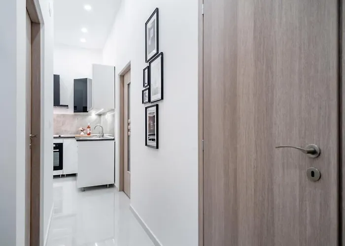 New At Exlusive Location Apartment *